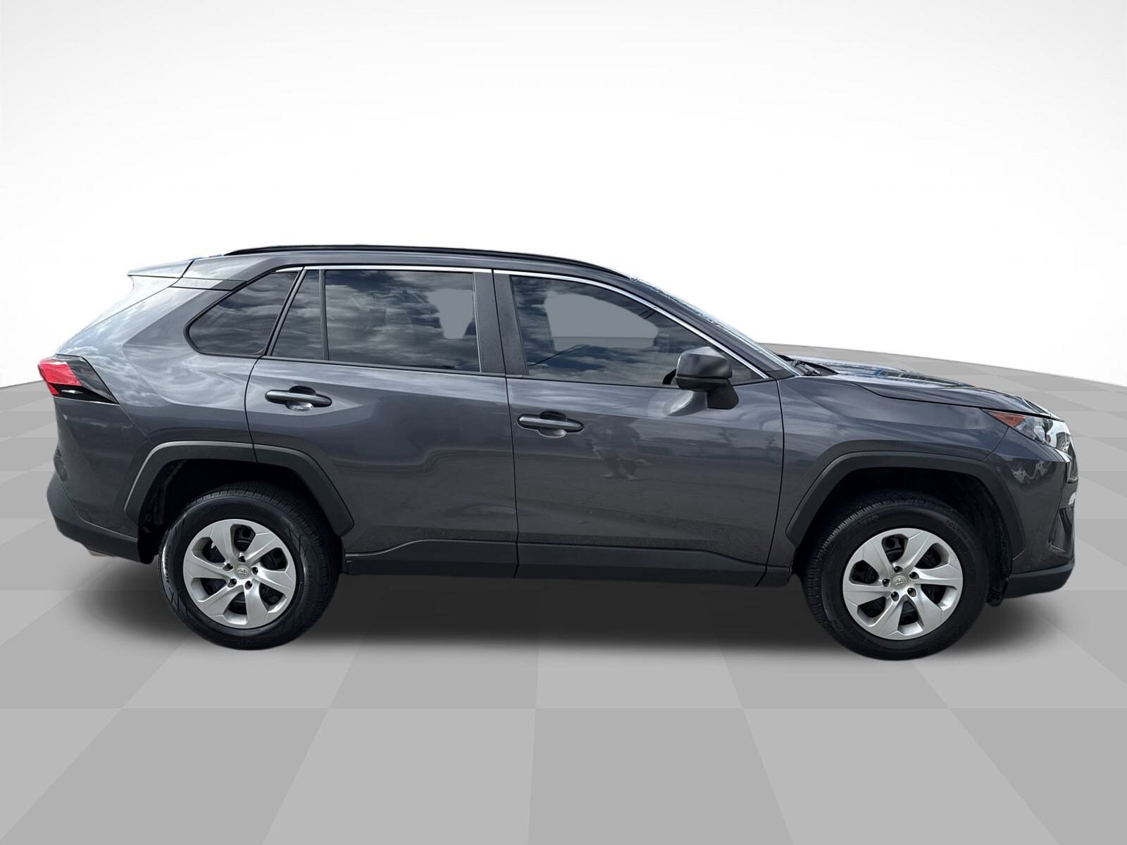 2019 Toyota RAV4 LE photo 4