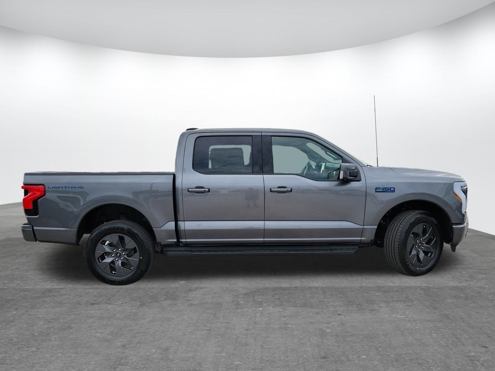 2025 Ford F-150 Lightning Lariat photo 3