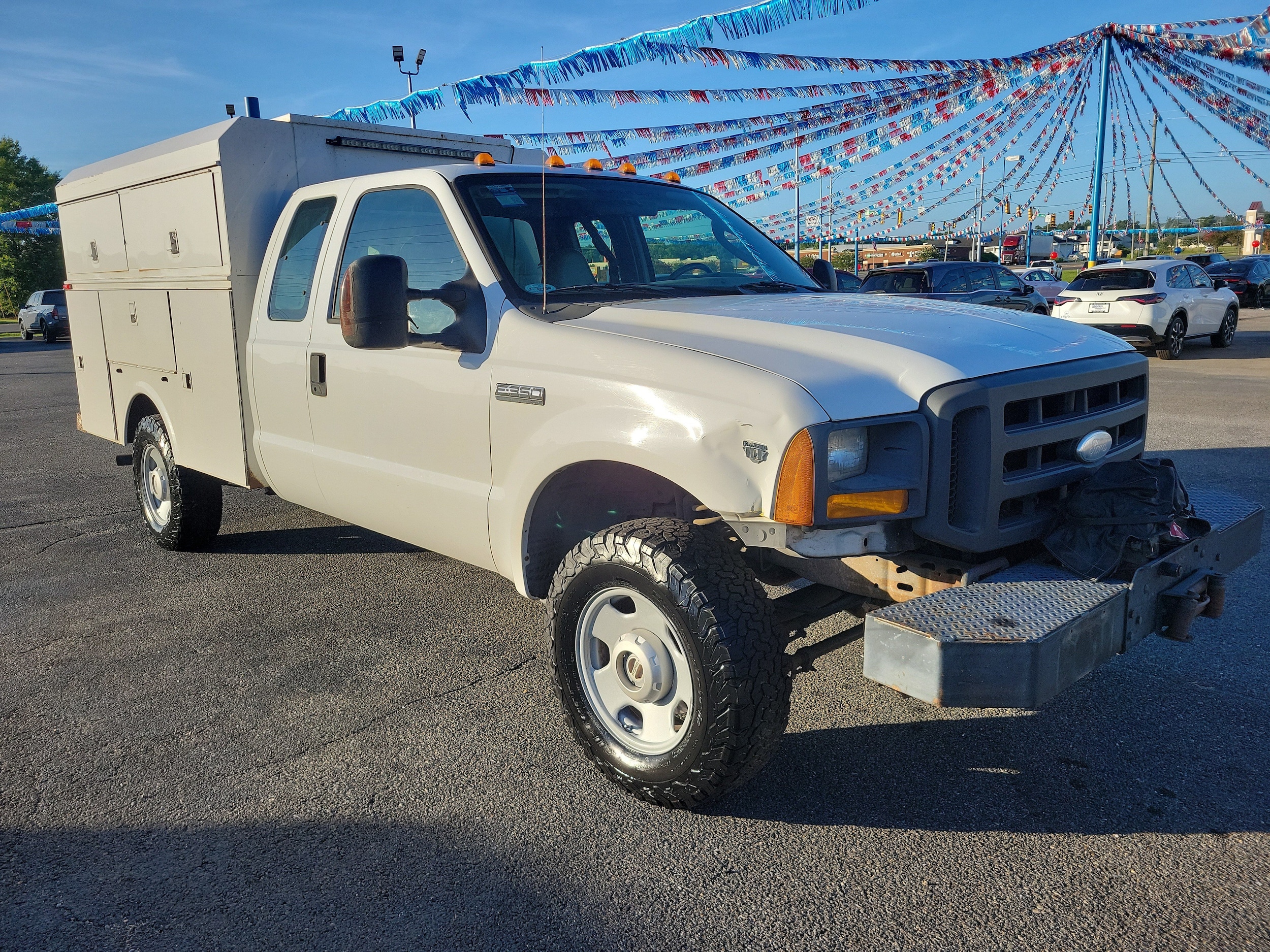 2005 Ford F-350 Super Duty Chassis Cab XL