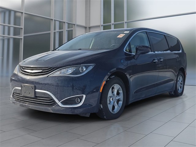 2017 Chrysler Pacifica Hybrid Touring Plus's photo