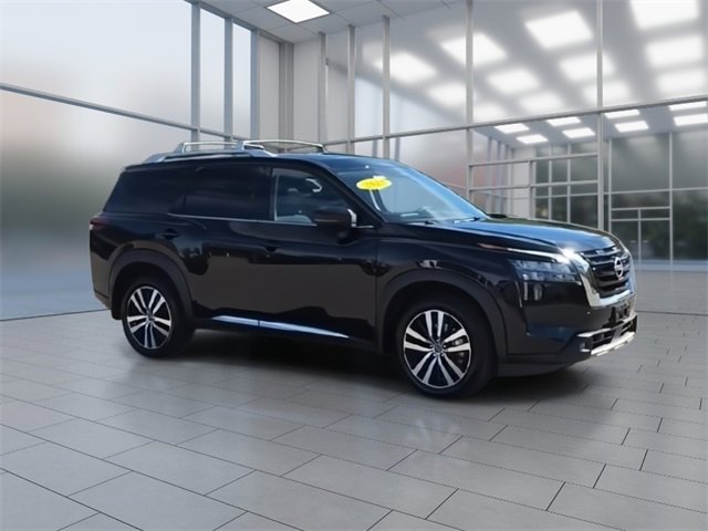 2025 Nissan Pathfinder Platinum photo 2