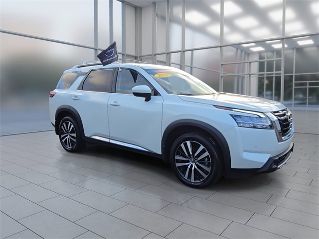 2023 Nissan Pathfinder Platinum photo 2