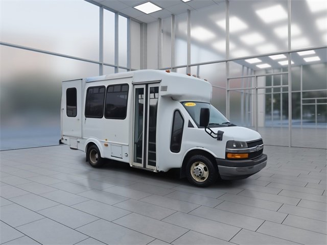 2013 Chevrolet Express Cutaway 3500 photo 2