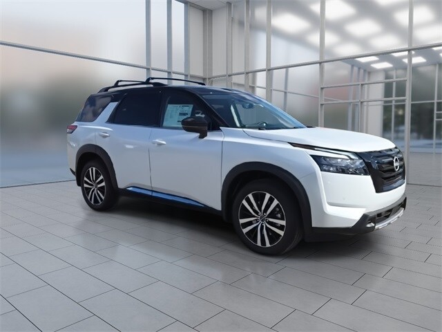 2025 Nissan Pathfinder Platinum photo 2