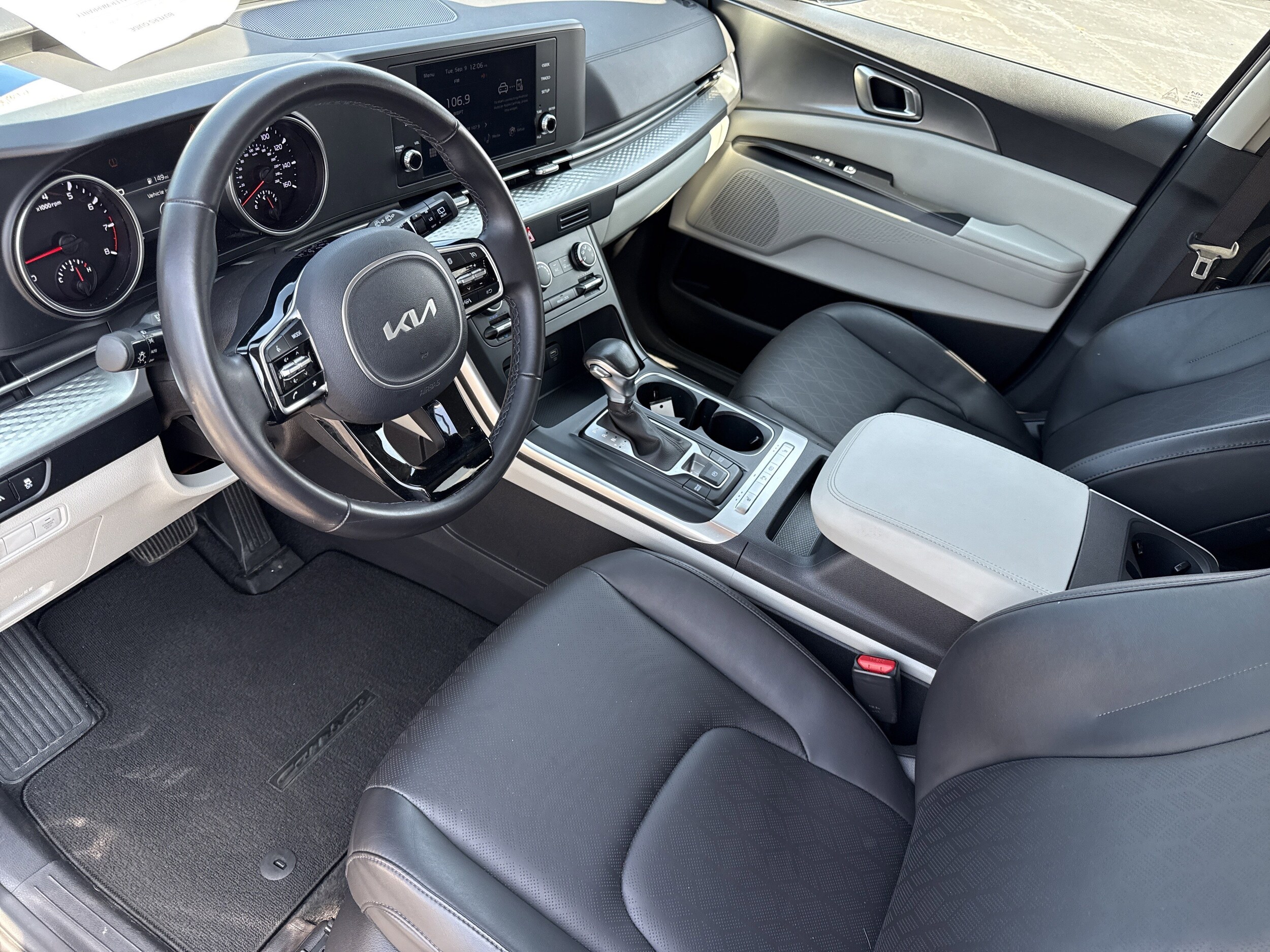 2024 Kia Carnival LX photo 2