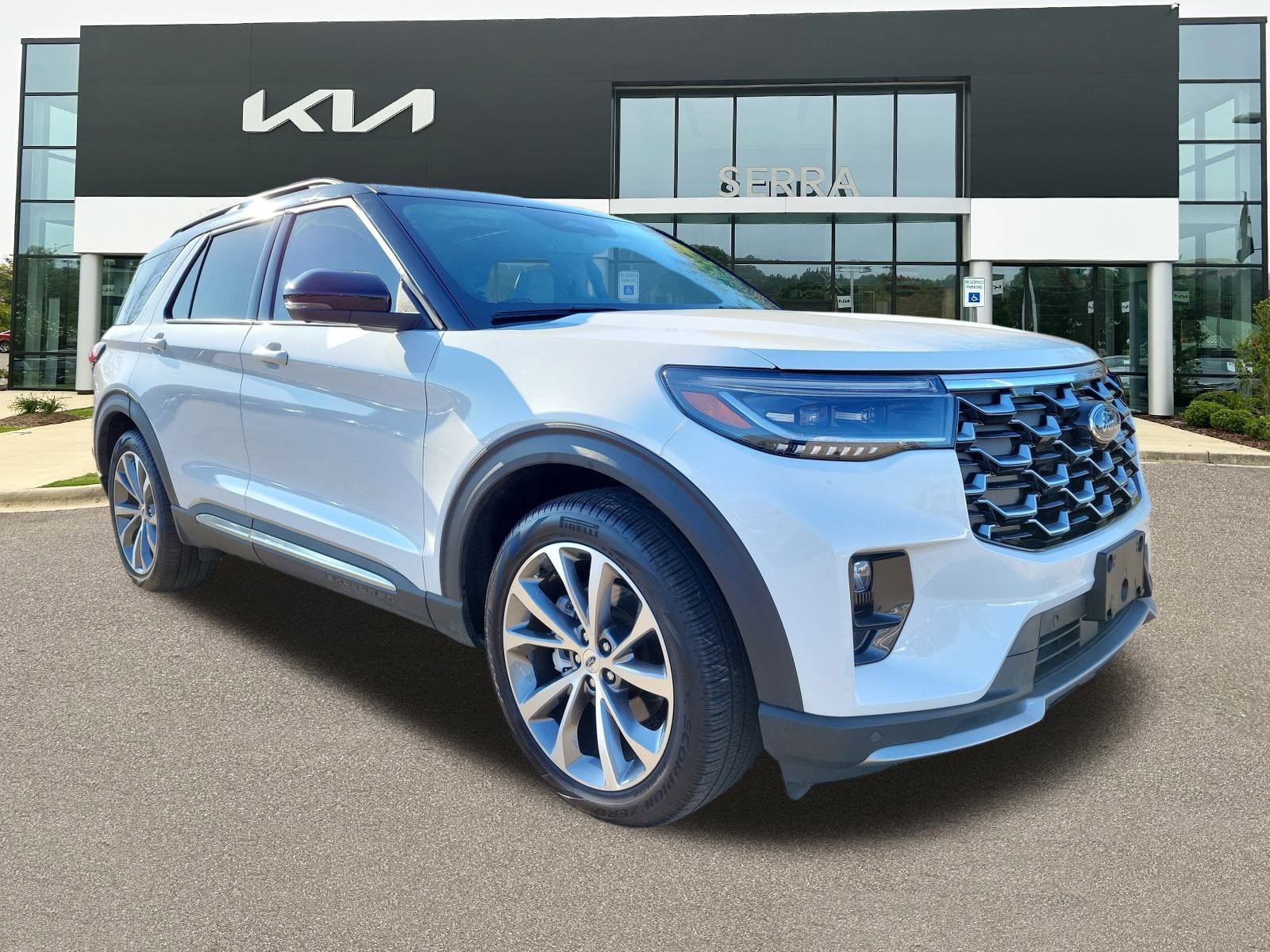 2025 Ford Explorer Platinum's photo