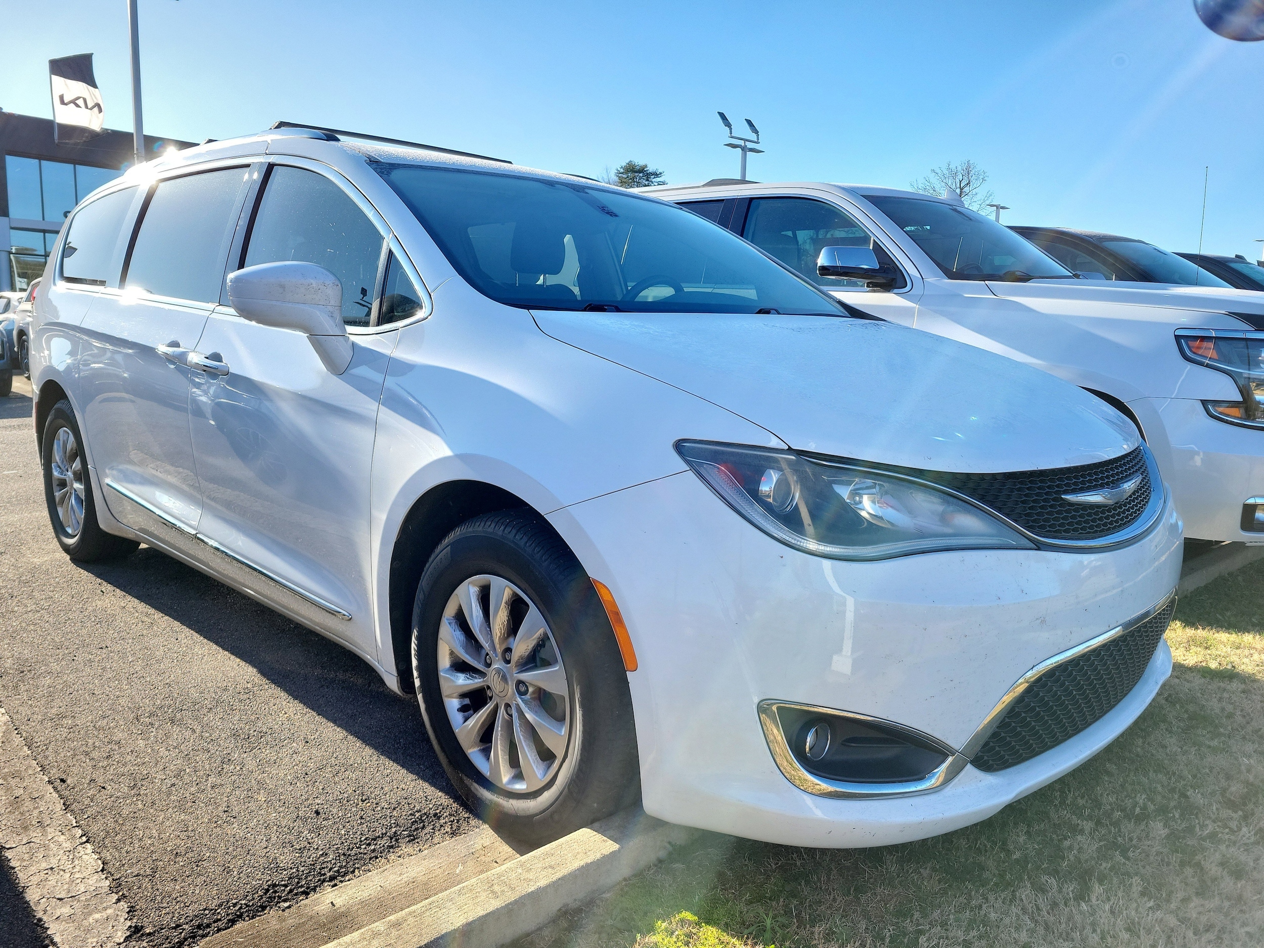 2018 Chrysler Pacifica Touring L's photo