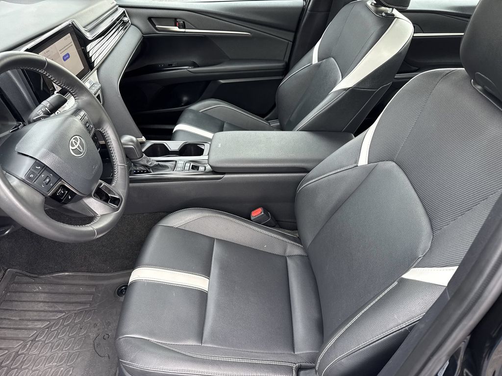 2025 Toyota Camry SE - Photo 9
