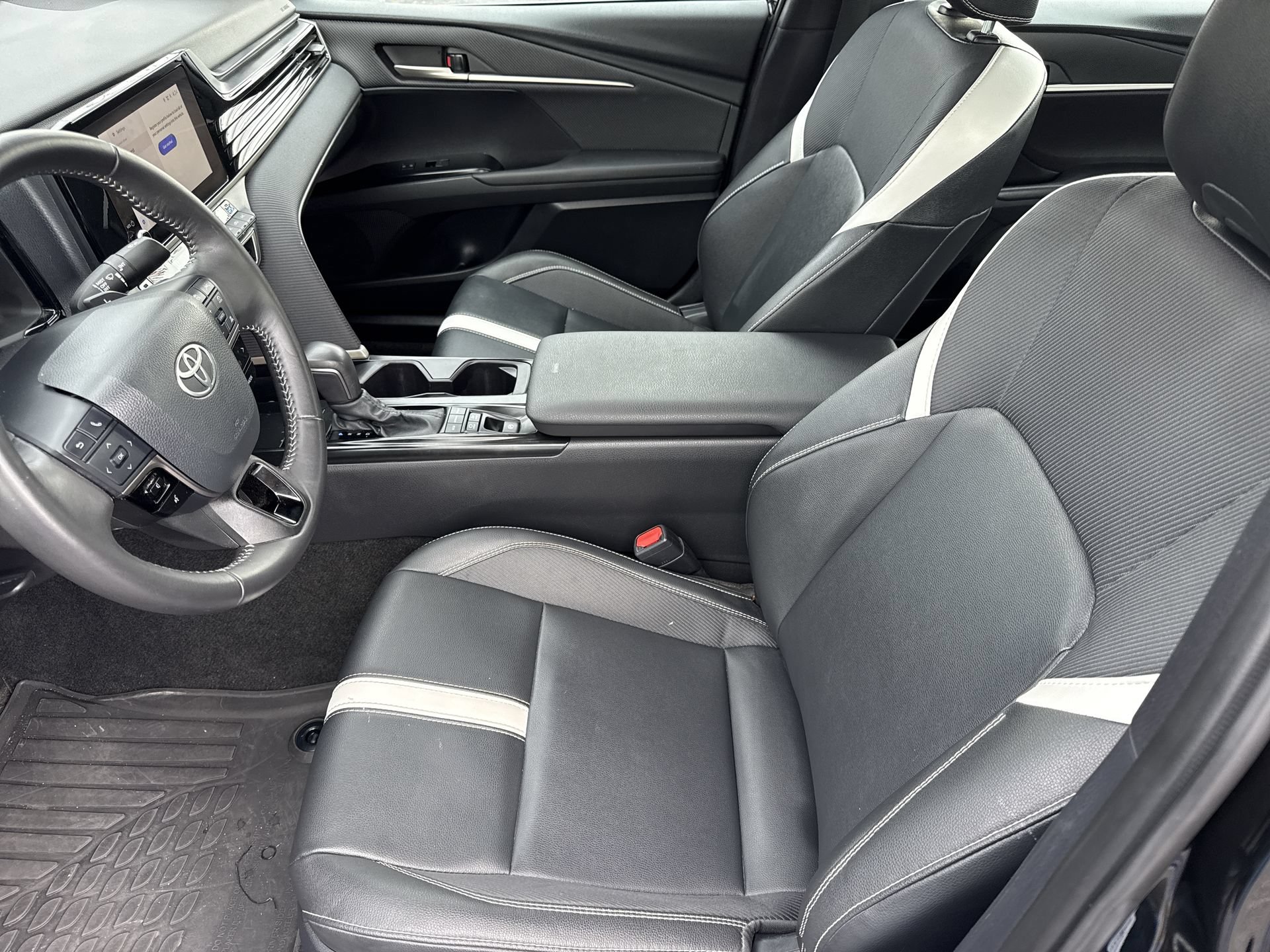 2025 Toyota Camry SE - Photo 9