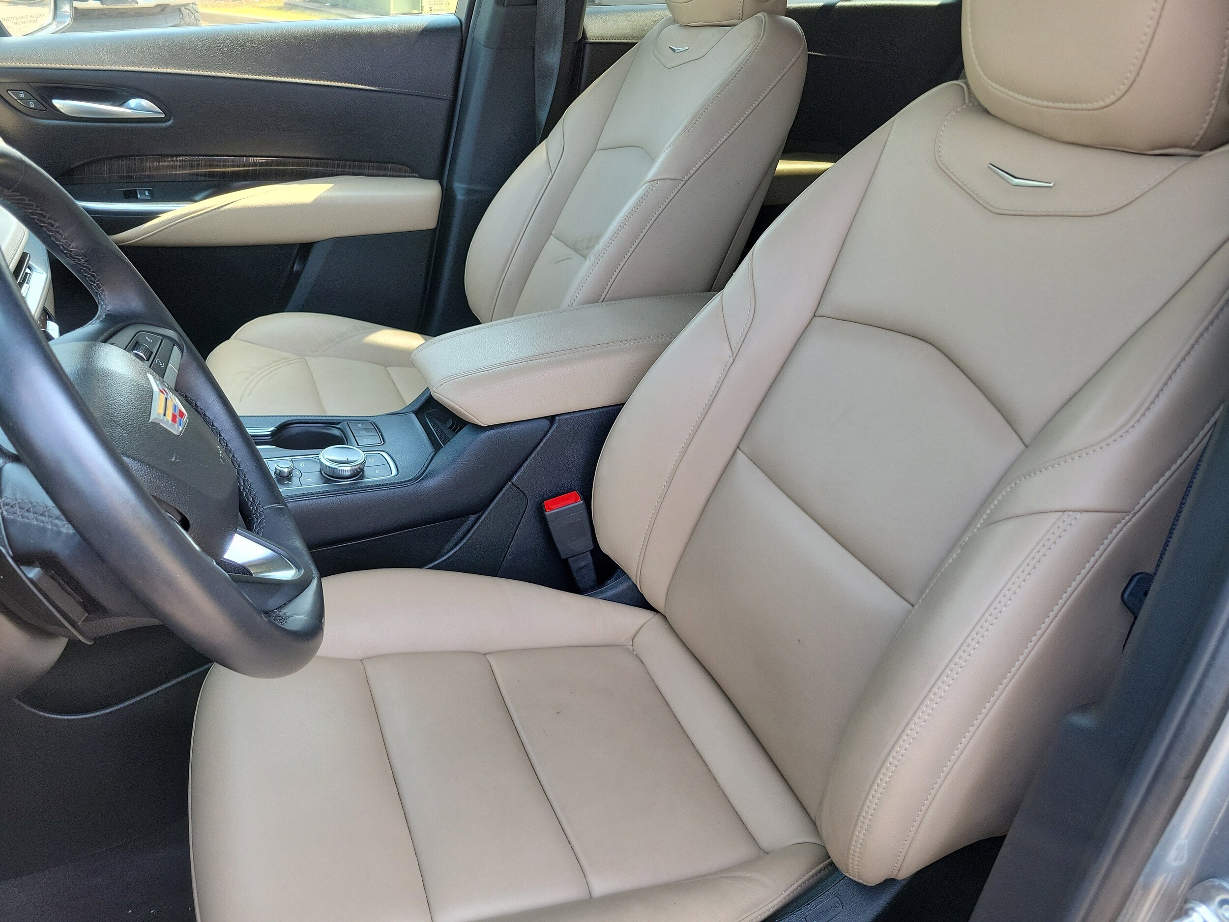 2025 Cadillac XT4 Premium Luxury photo 4