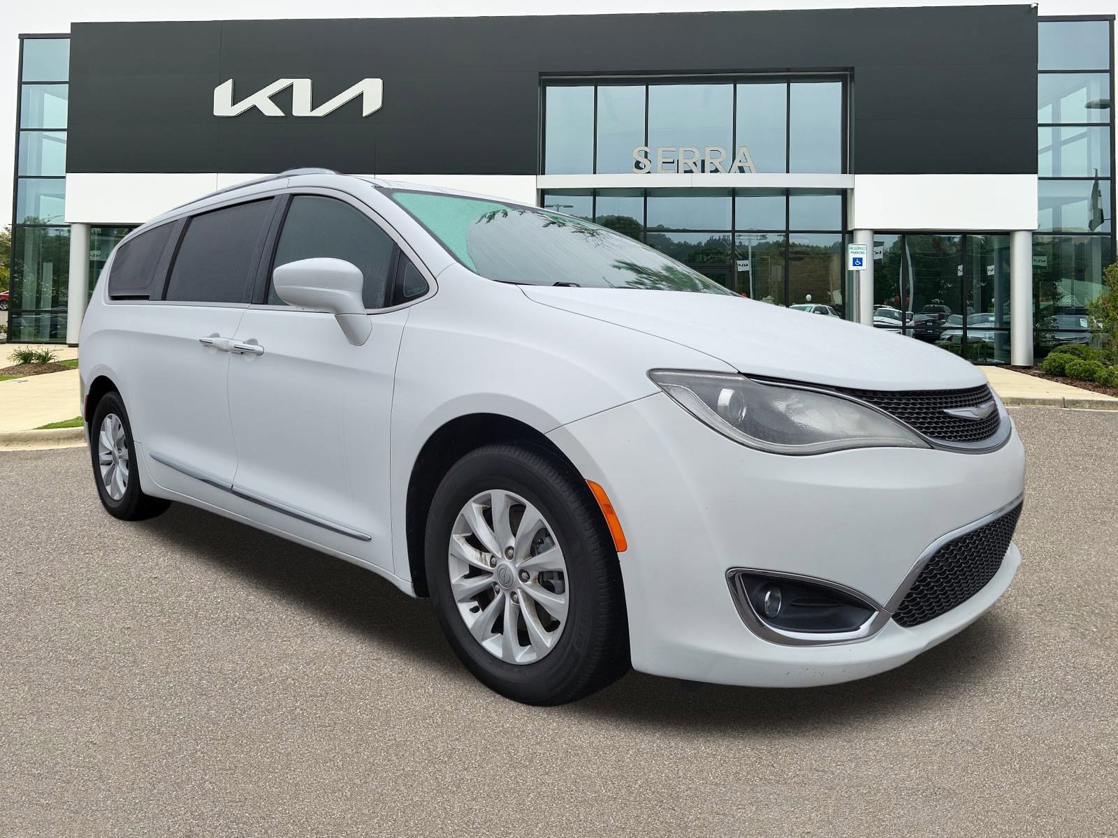2018 Chrysler Pacifica Touring L's photo
