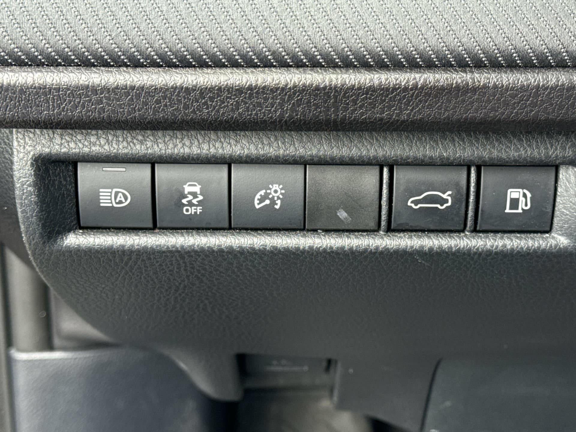 2025 Toyota Camry SE - Photo 24