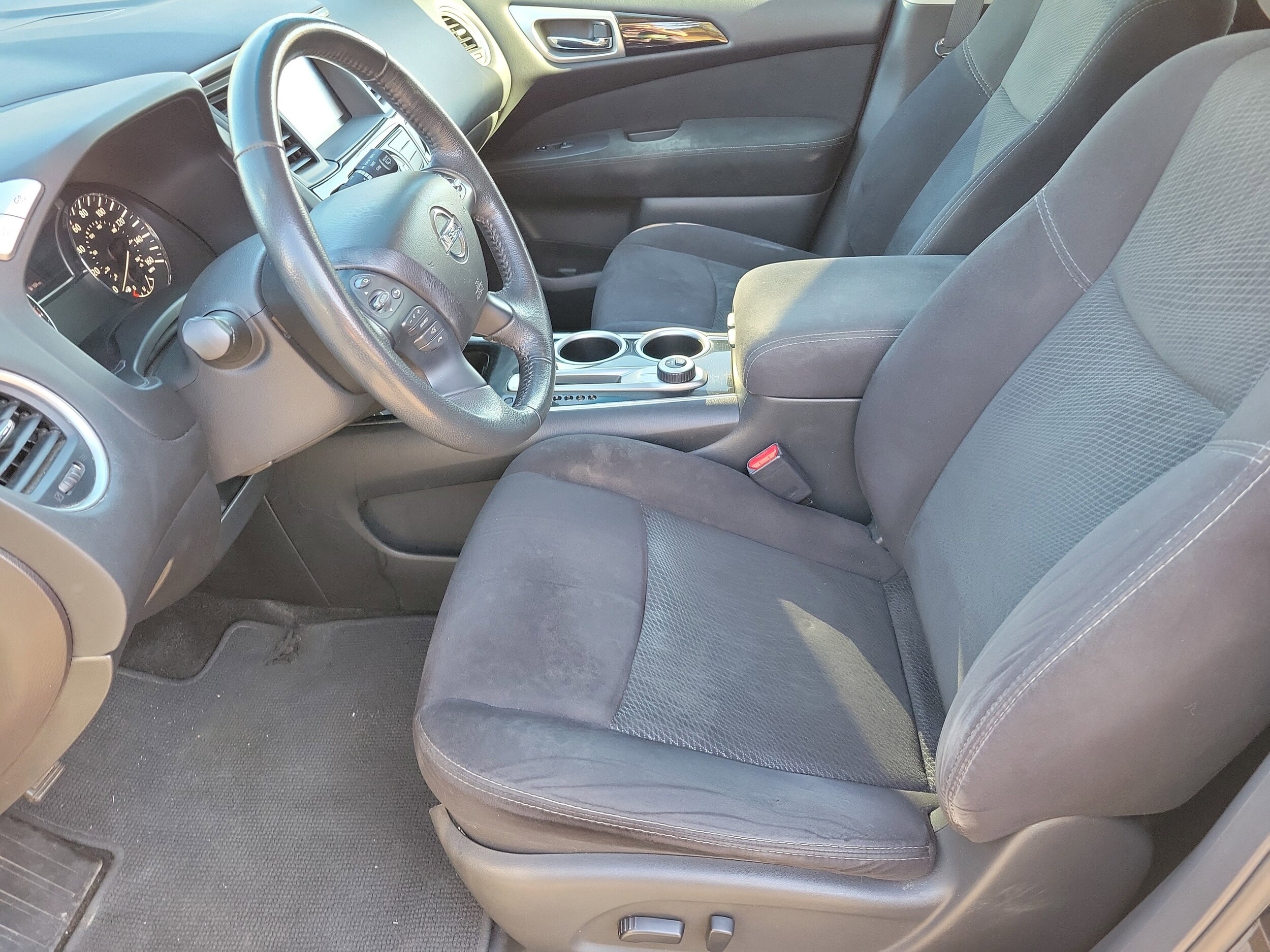 2016 Nissan Pathfinder SV photo 2