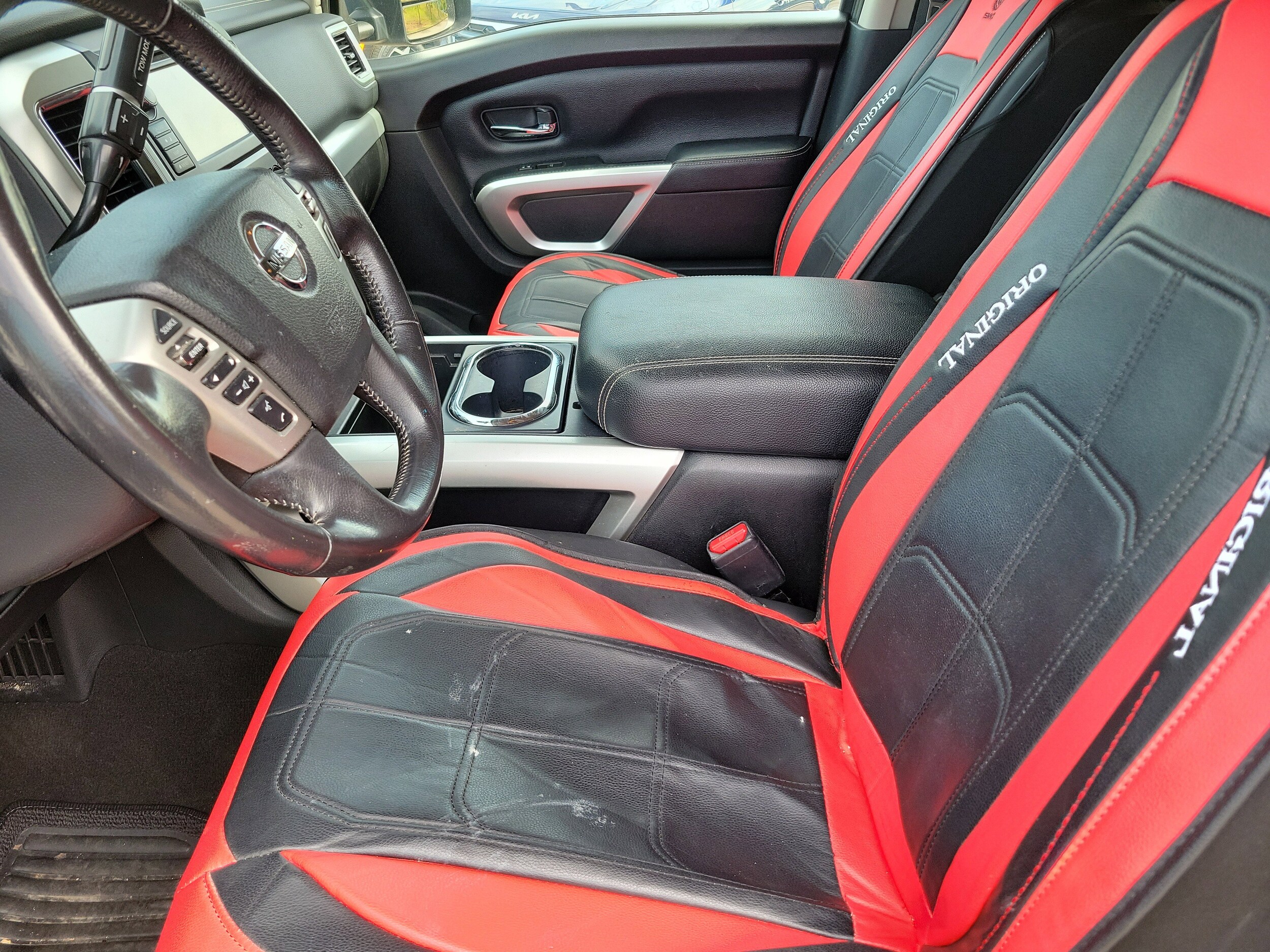 2019 Nissan Titan PRO-4X photo 2