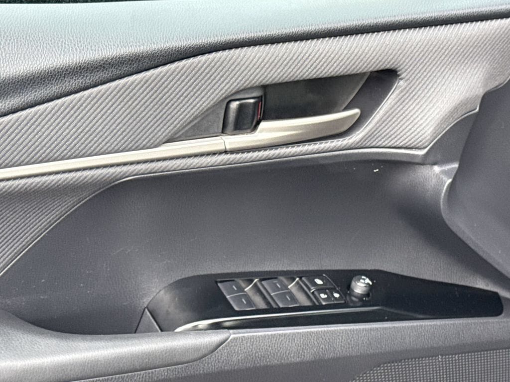2025 Toyota Camry SE - Photo 13