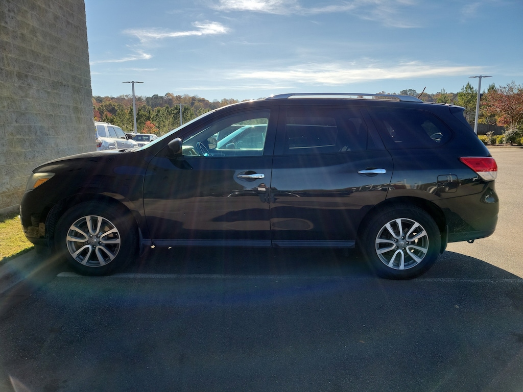Used 2016 Nissan Pathfinder SV SUV