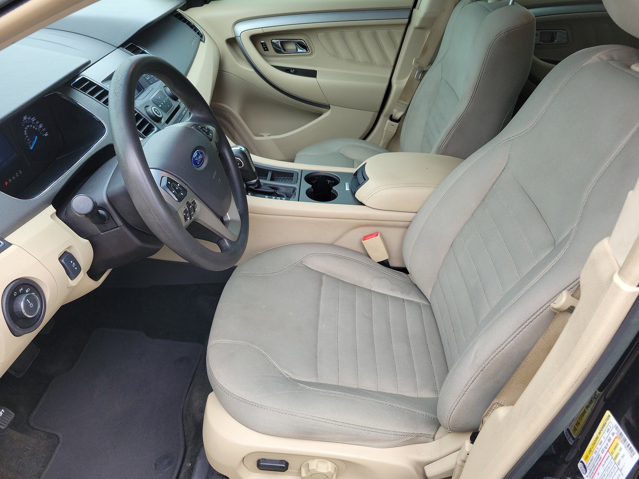 2016 Ford Taurus SE photo 2