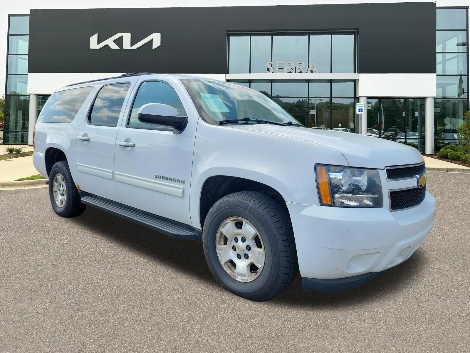 2013 Chevrolet Suburban 4WD 1500 LS's photo