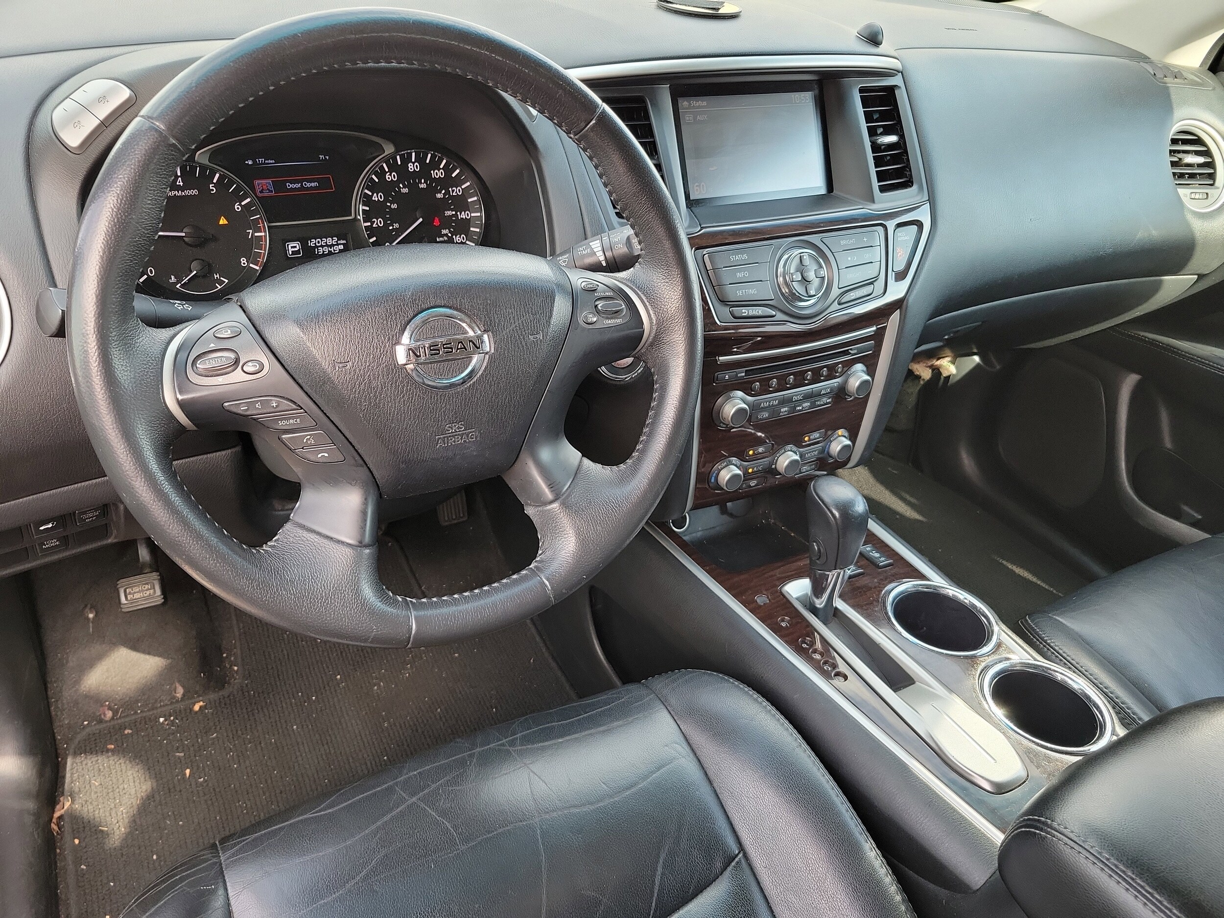 2013 Nissan Pathfinder SL photo 2