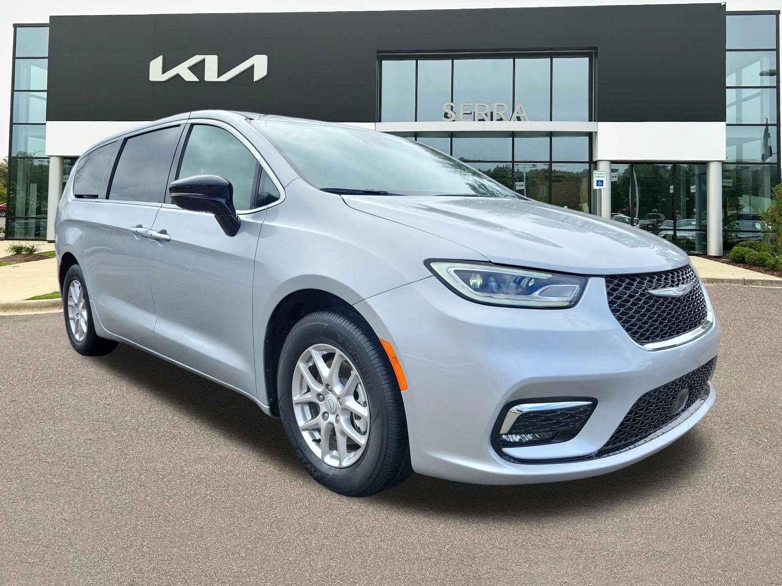 2026 Chrysler Pacifica Select's photo