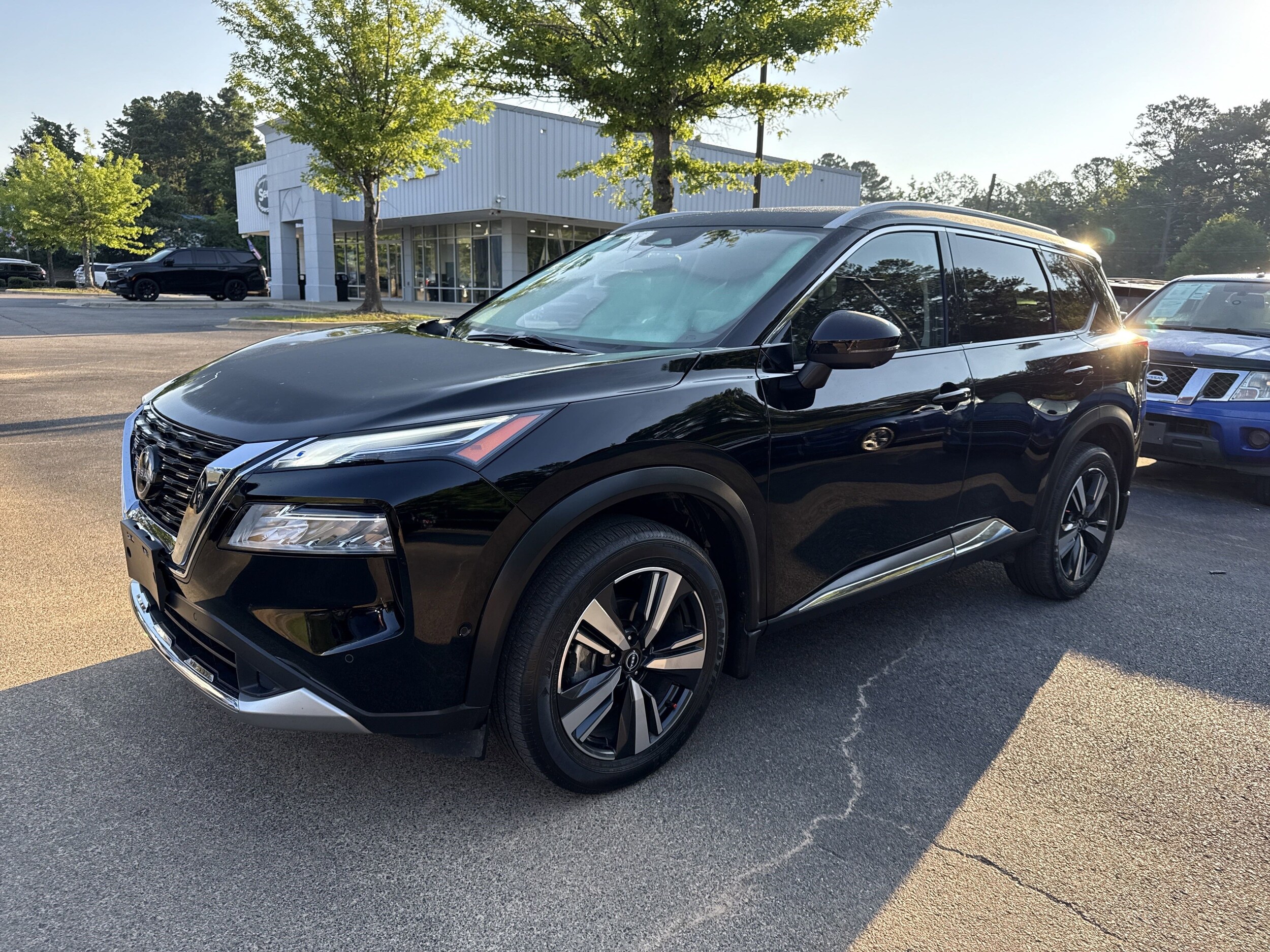 2023 Nissan Rogue Platinum photo 2