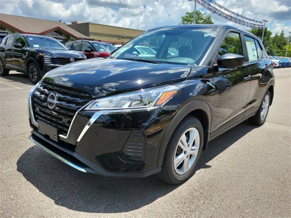 New 2025 Nissan Kicks Play S SUV