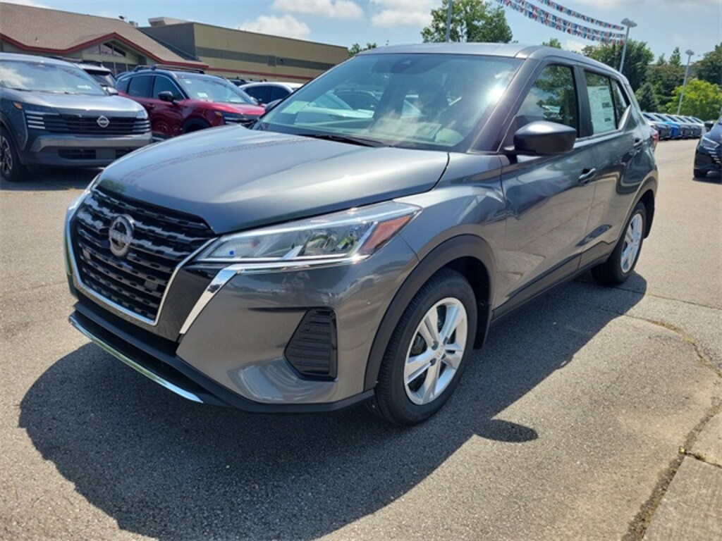New 2025 Nissan Kicks Play S SUV