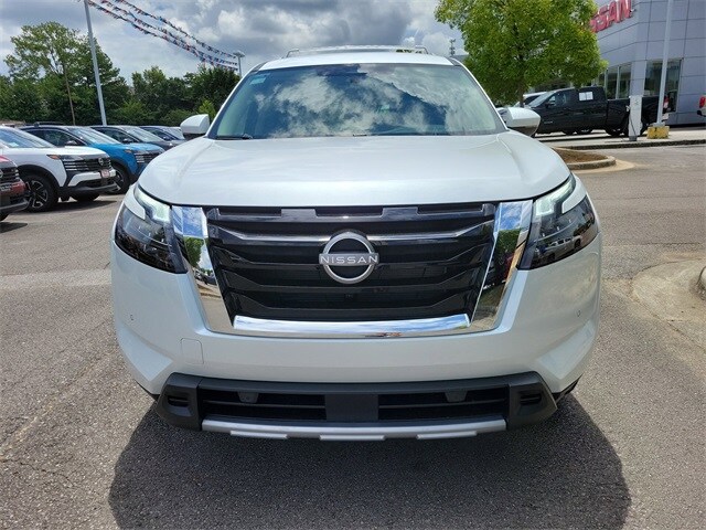 2025 Nissan Pathfinder SL photo 2