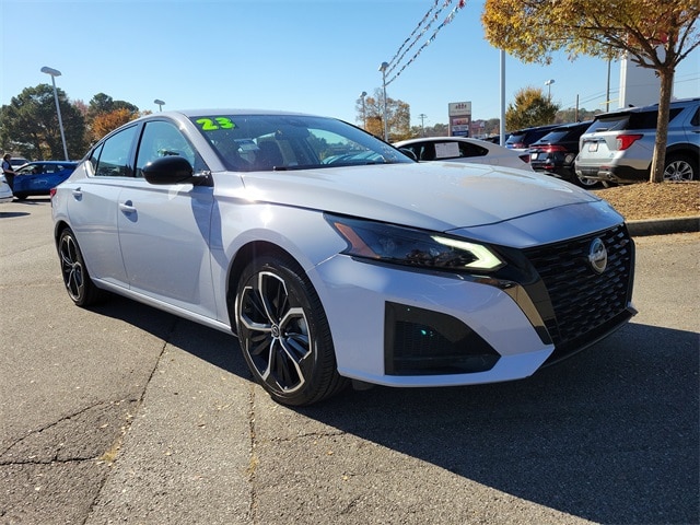 2023 Nissan Altima SR's photo