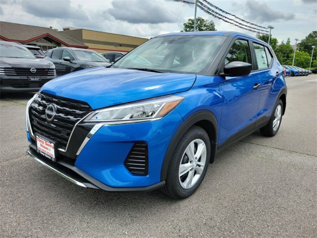 New 2025 Nissan Kicks Play S SUV