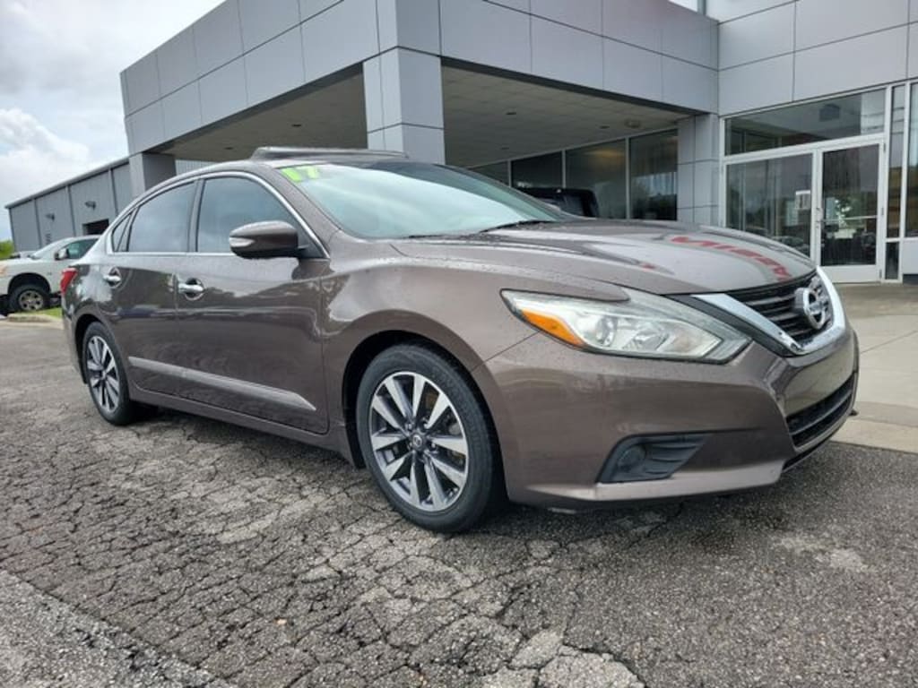 Used 2017 Nissan Altima 2.5 SV Sedan