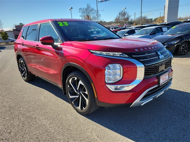 2023 Mitsubishi Outlander SE's photo