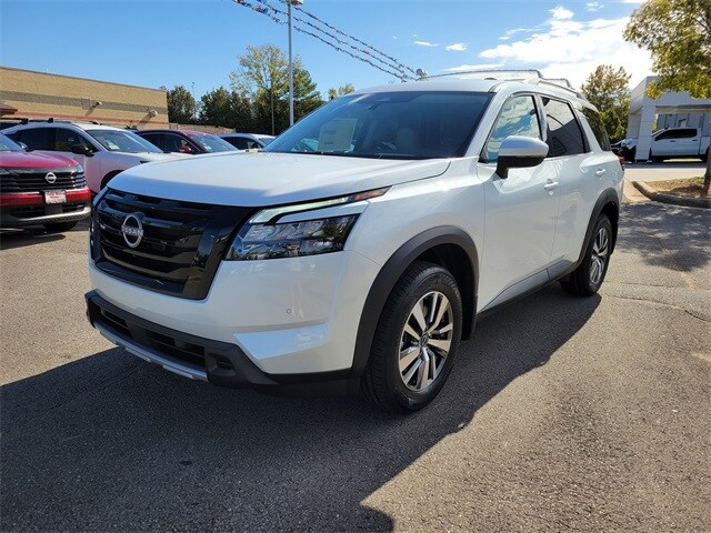 2025 Nissan Pathfinder SL photo 2