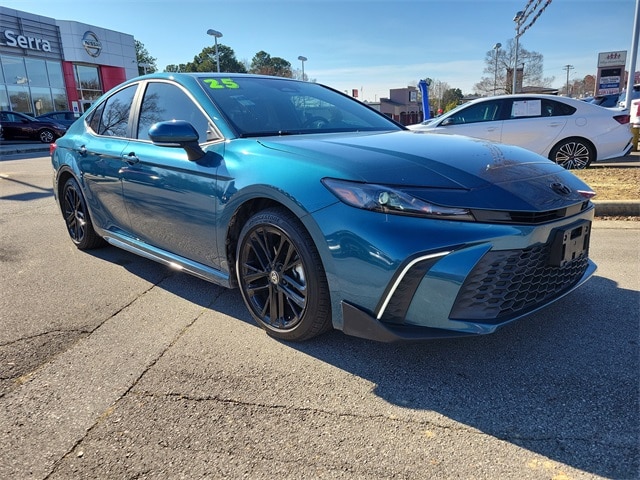 2025 Toyota Camry SE's photo