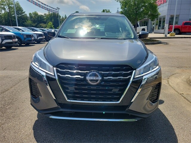 2025 Nissan Kicks Play S photo 2