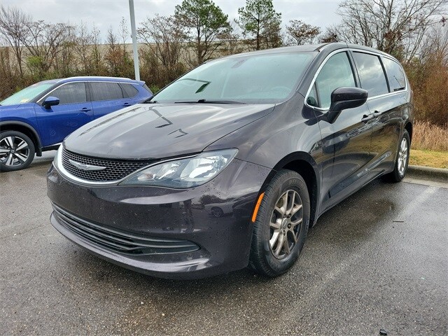 2017 Chrysler Pacifica Touring photo 3