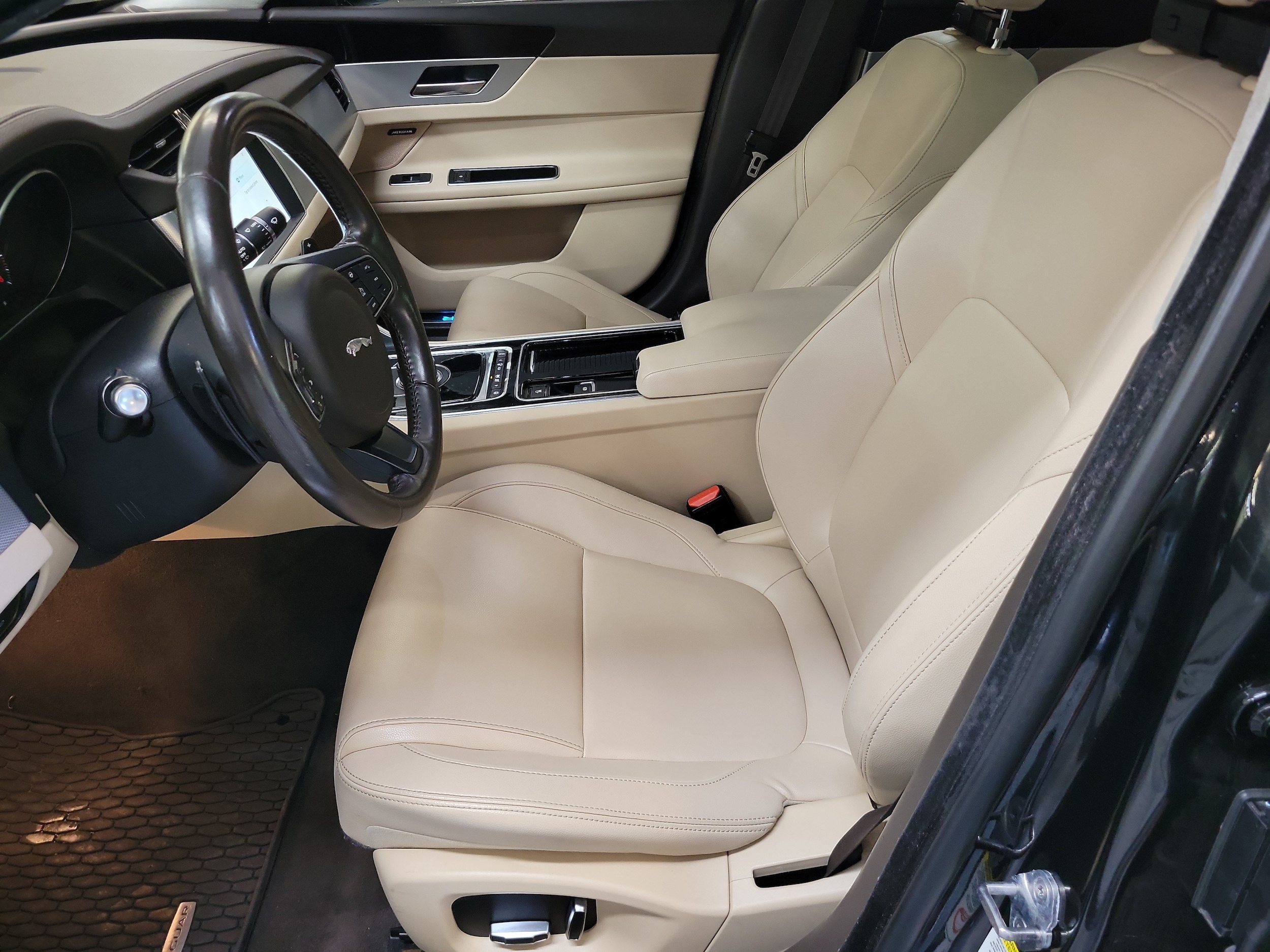 2020 Jaguar XF Premium - Photo 9