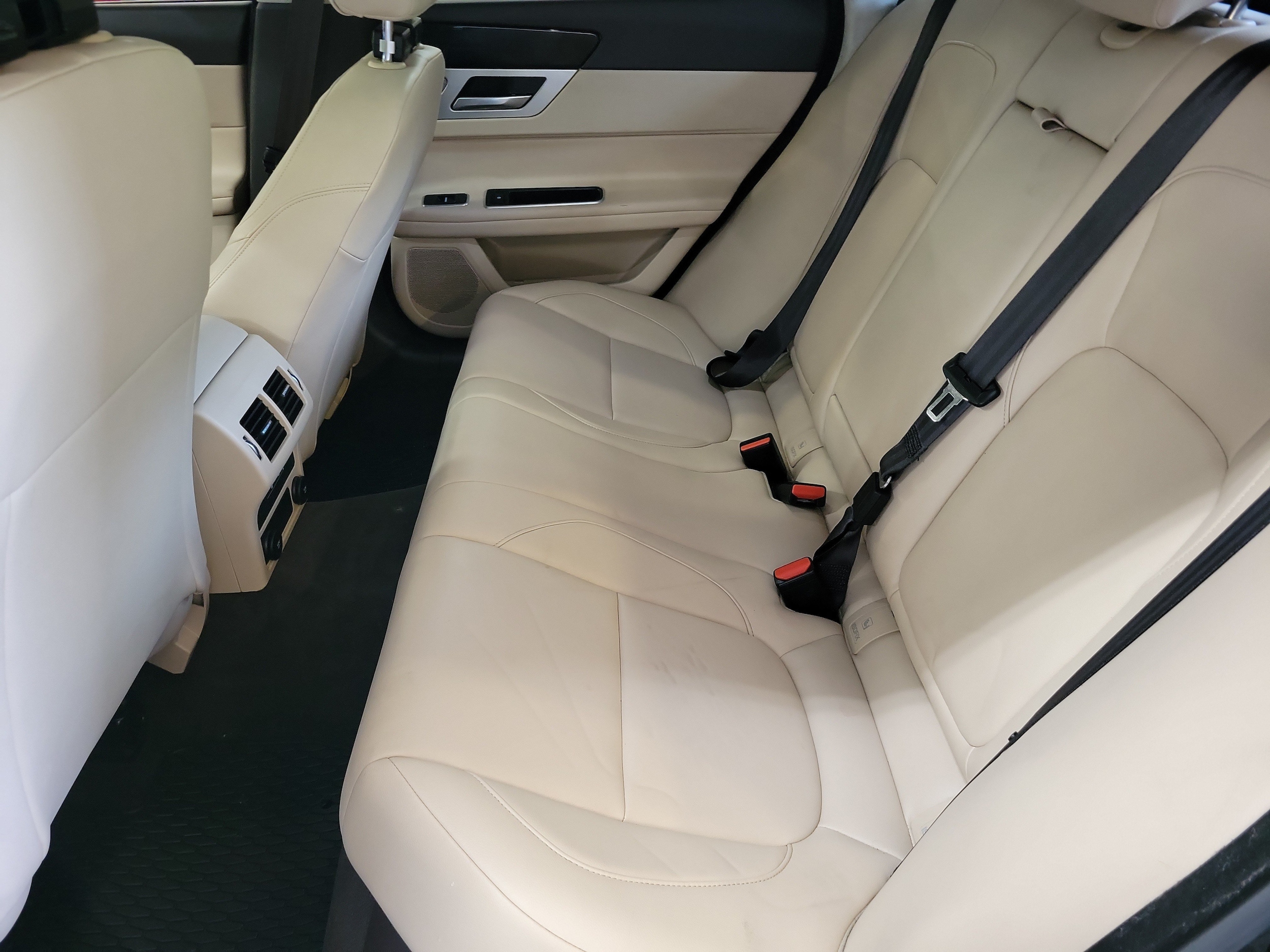 2020 Jaguar XF Premium - Photo 12