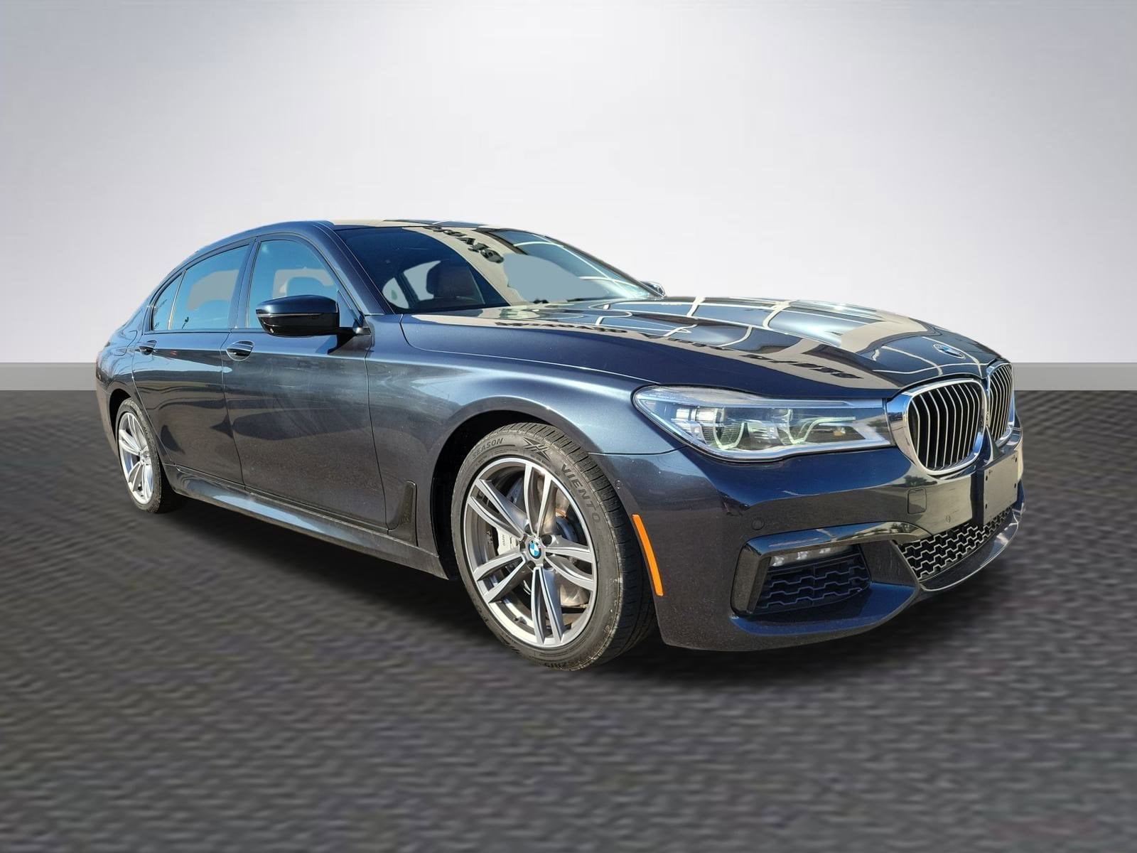 2017 BMW 7 Series 750i's photo