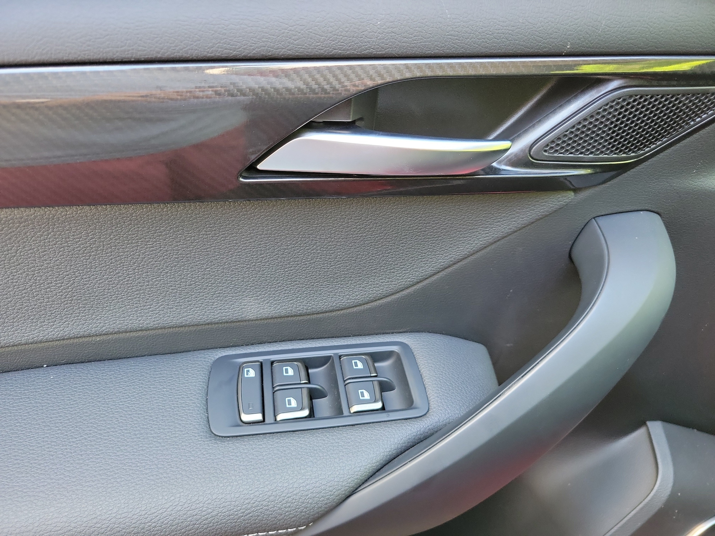 2025 VinFast VF 8 Eco - Photo 17