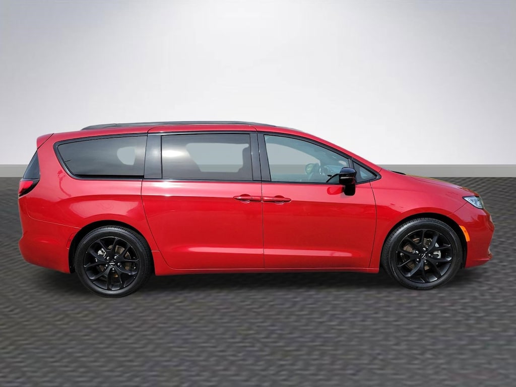 Used 2025 Chrysler Pacifica Limited Van Passenger Van