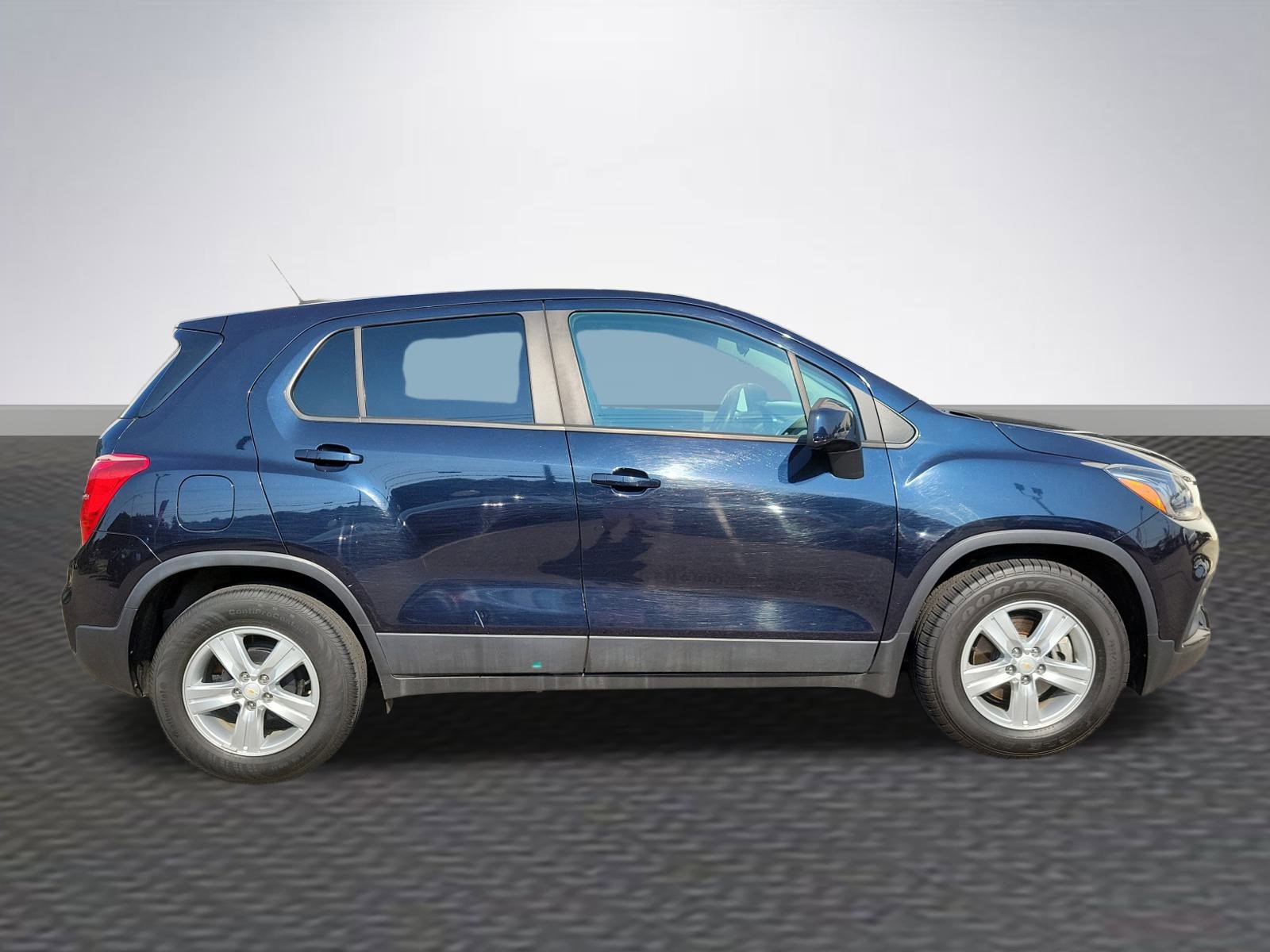 2021 Chevrolet Trax LS photo 4