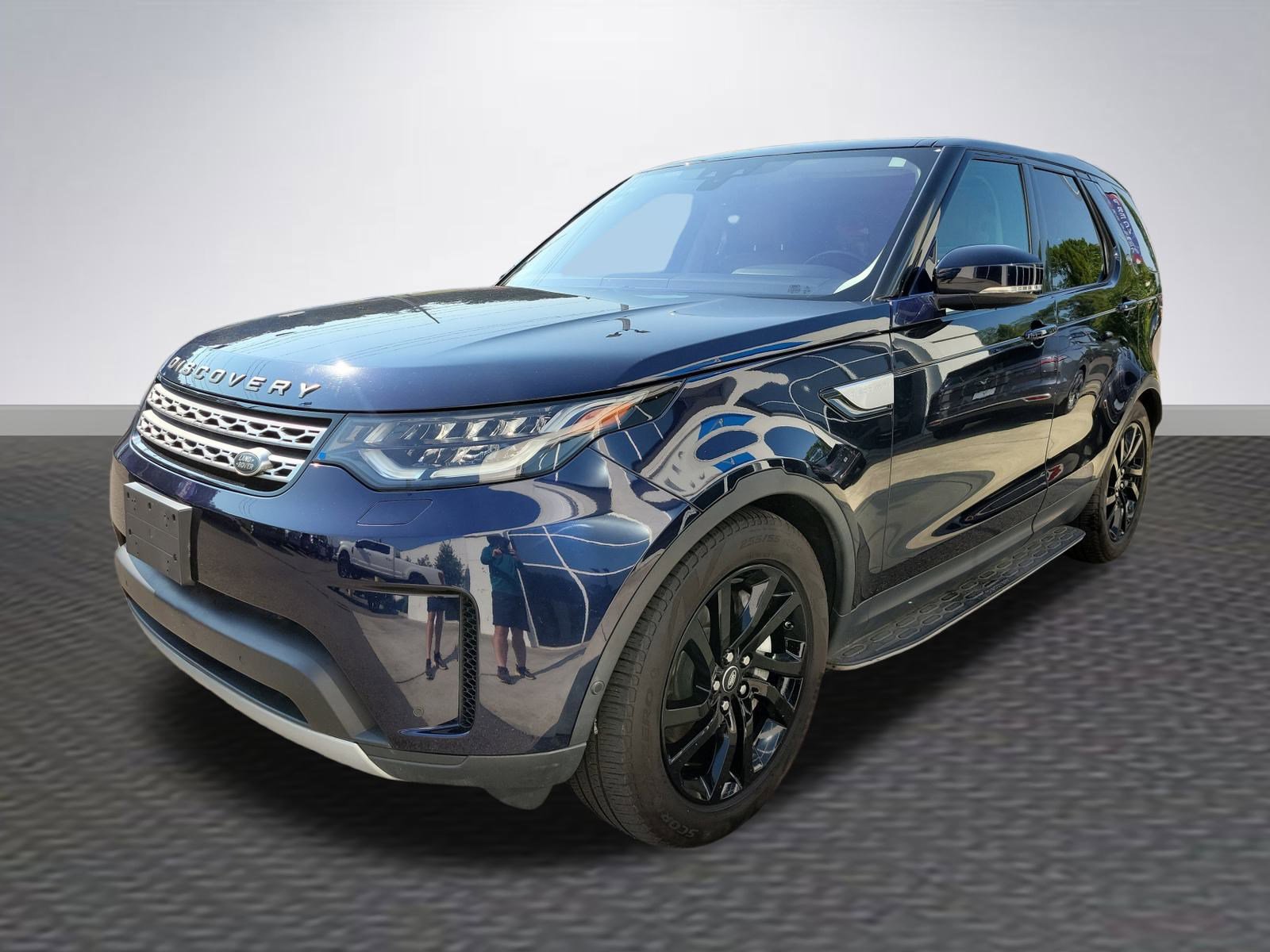 2020 Land Rover Discovery HSE photo 3