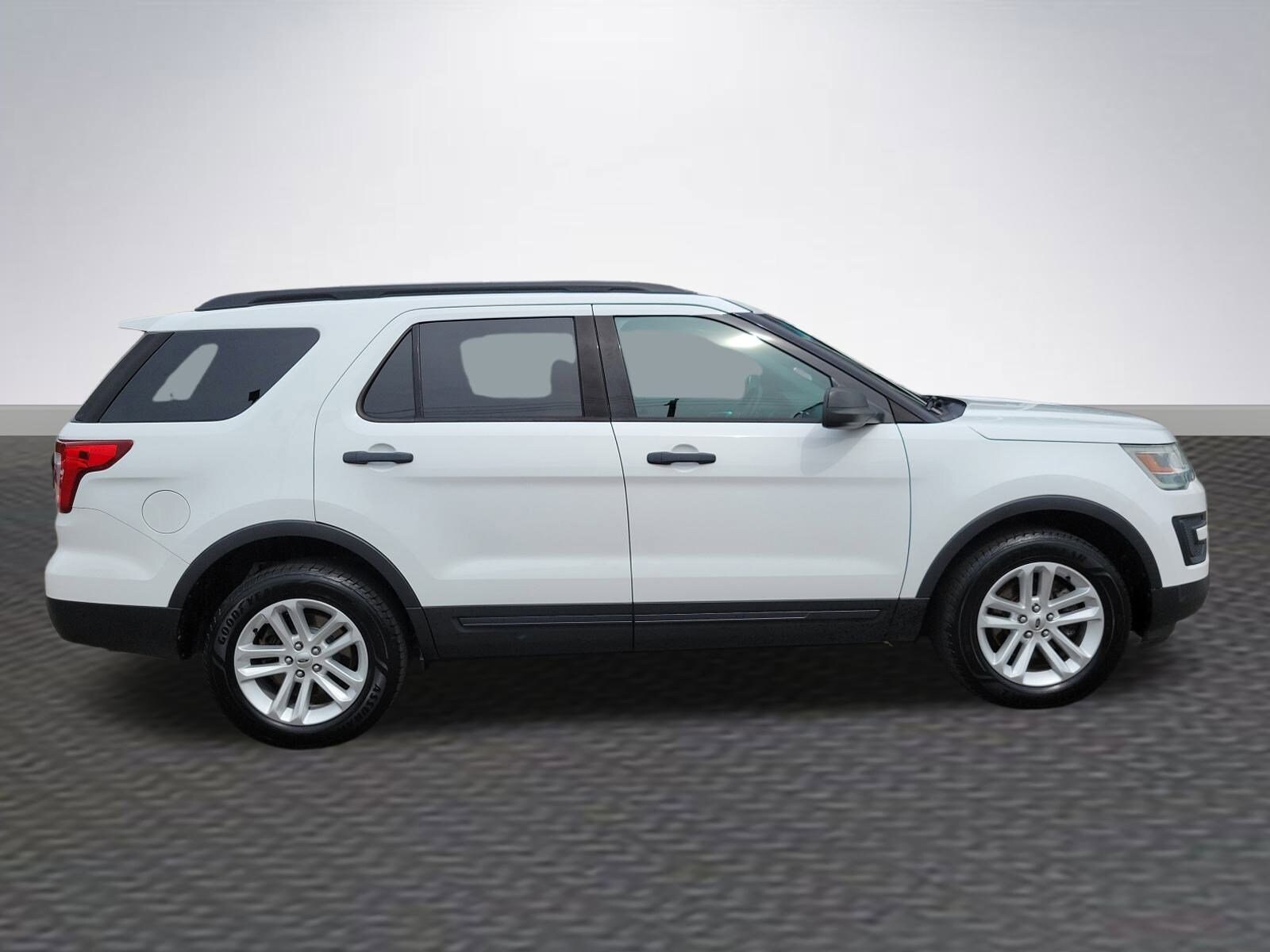 2016 Ford Explorer Base photo 4