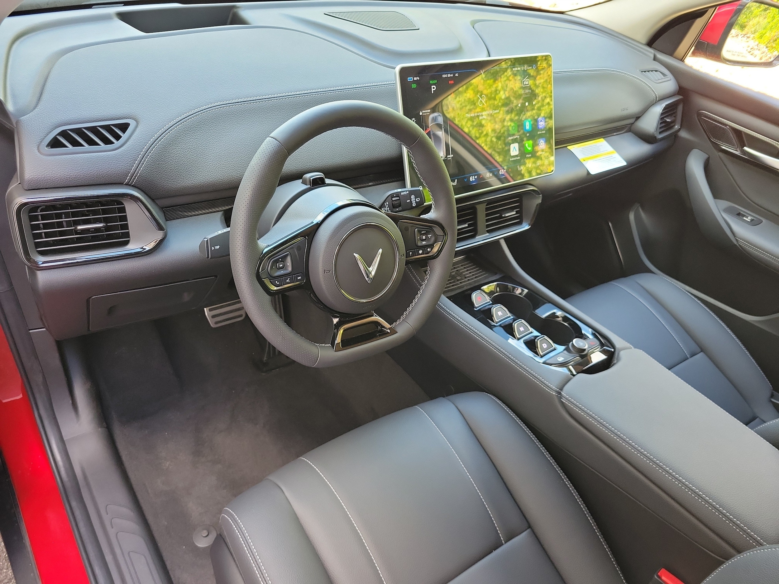 2025 VinFast VF 8 Eco - Photo 13
