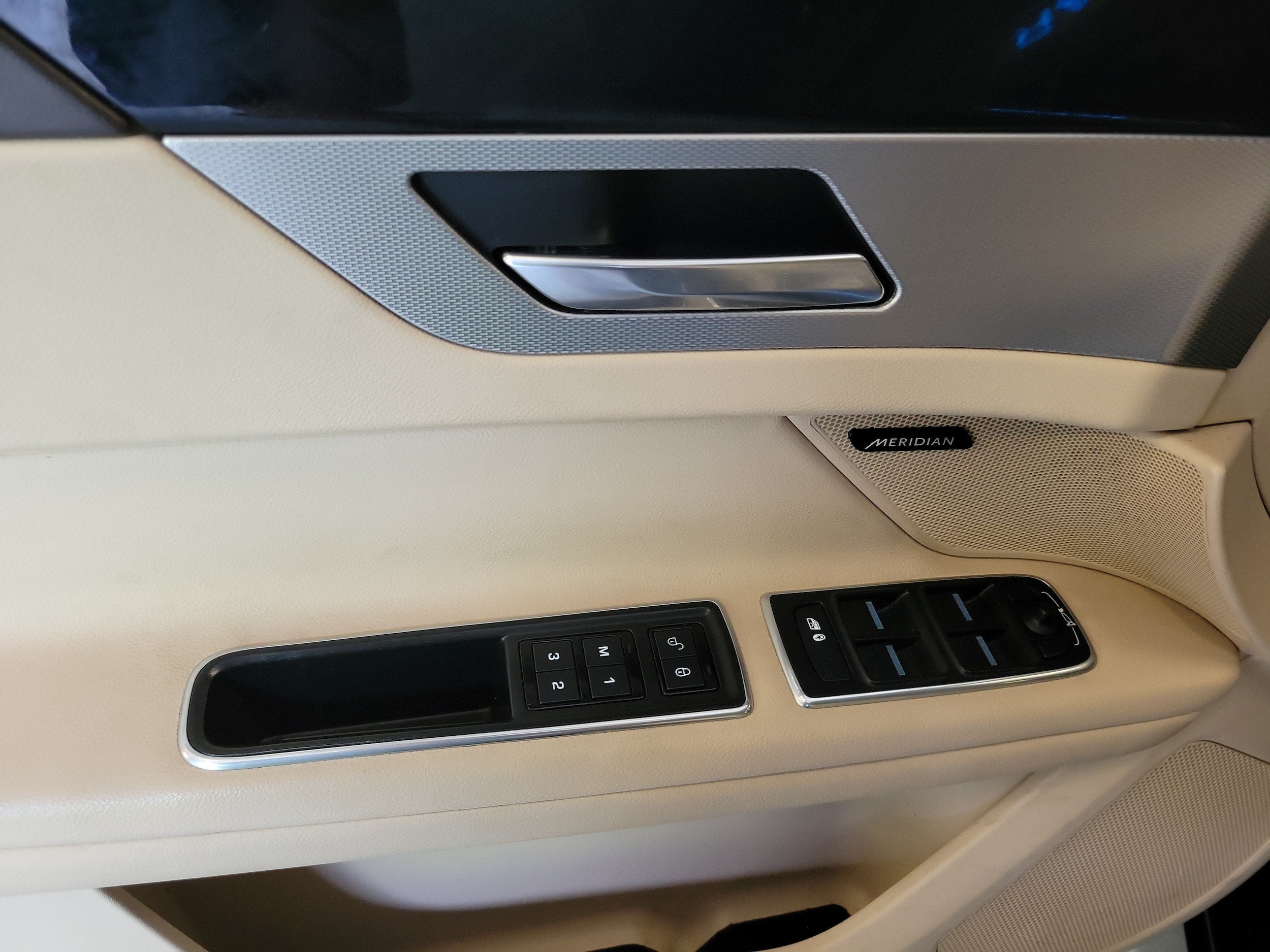 2020 Jaguar XF Premium - Photo 24