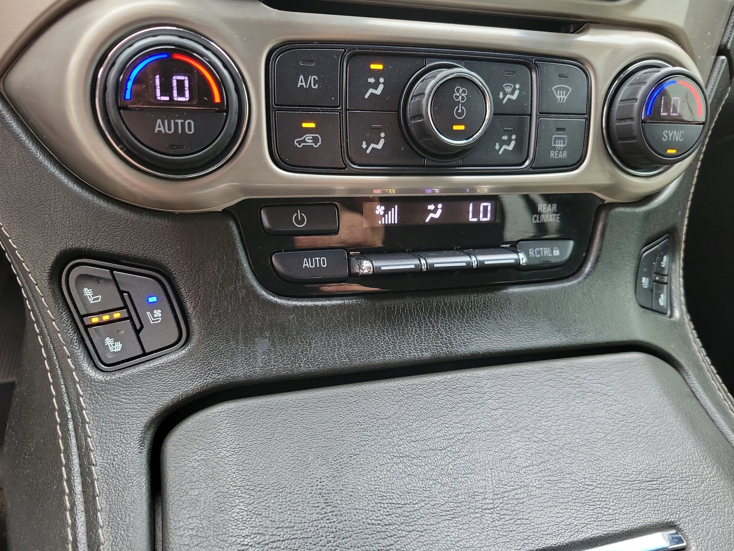 2020 GMC Yukon XL Denali - Photo 19