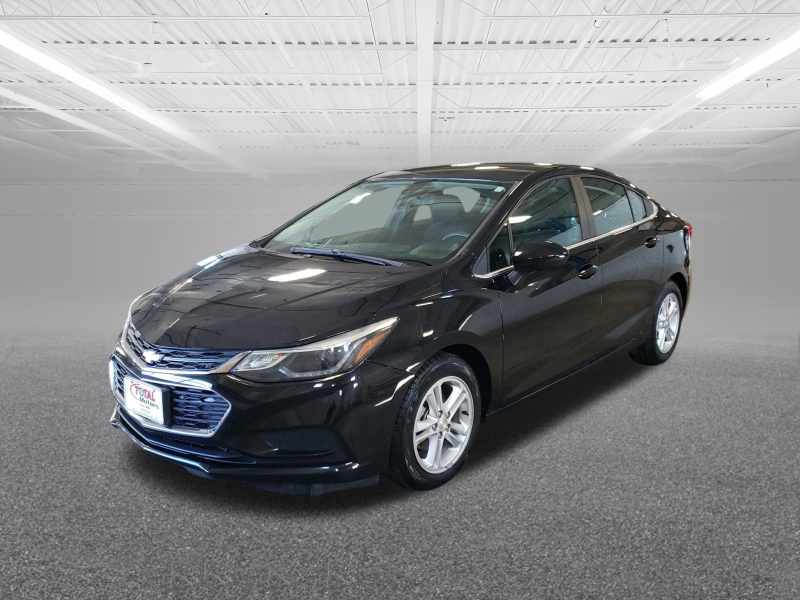 2017 Chevrolet Cruze LT photo 2