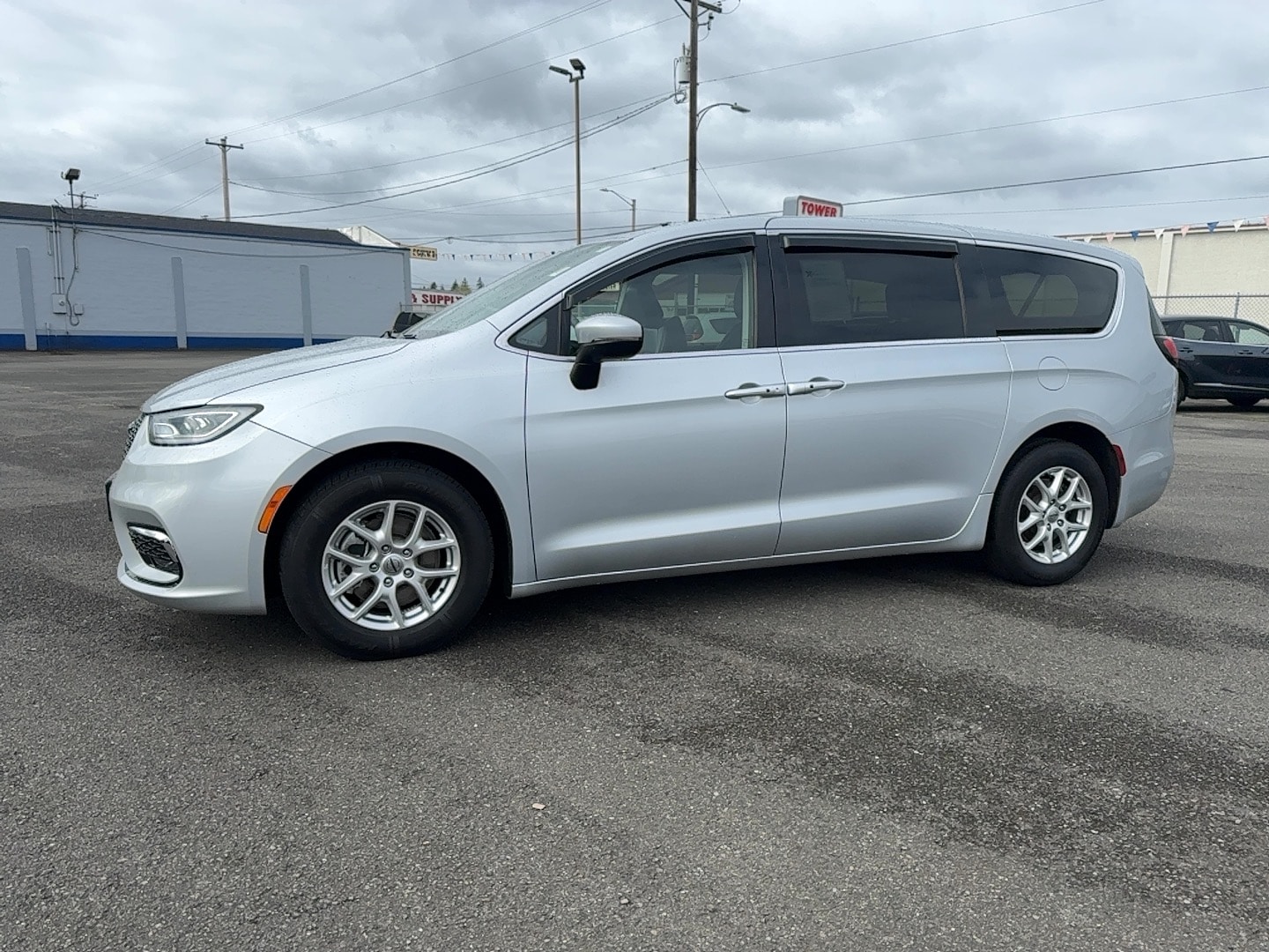 2023 Chrysler Pacifica Touring L's photo