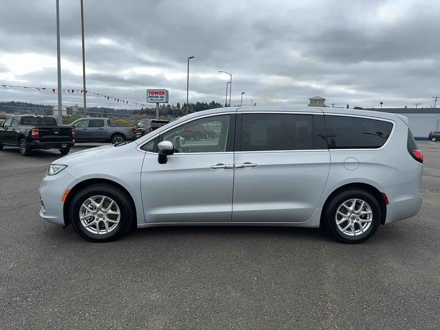 2023 Chrysler Pacifica Touring L's photo